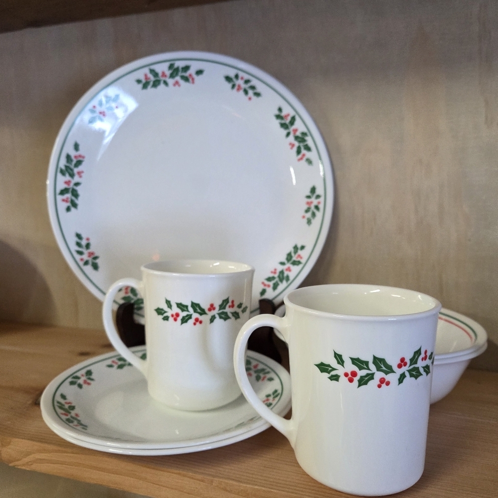 Corelle Holiday Christmas Dinnerware Set 8 pcs